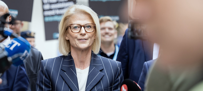 Finansminister Elisabeth Svantesson på budgetpromenad med journalister från Expressen och TV4 i förgrunden.