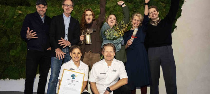 Gruppbild  på Jan Bertoft och gänget på Framtidens mat som jublar över priset och poserar med diplom, blommor och blåslampa.