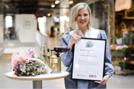 Sofia Byestedt på ReTuna Återbruksgalleria tog emot blåslampa, blommor och diplom i en ceremoni i ReTuna kl 11.