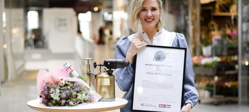 Sofia Byestedt på ReTuna Återbruksgalleria tog emot blåslampa, blommor och diplom i en ceremoni i ReTuna kl 11.